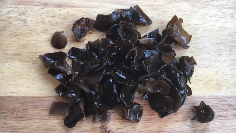 #菌类料理# 黑木耳肉丁蚕豆酥,将黑木耳切成和蚕豆大小的丁,备用。