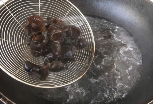 #菌类料理# 黑木耳肉丁蚕豆酥,黑木耳焯水,焯水时间1~2分钟,捞出后过凉水,沥干水分备用。