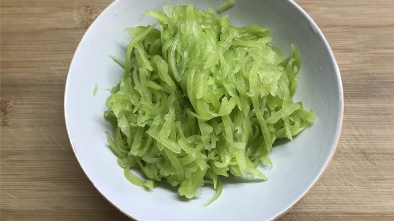 清炒莴笋丝 ,把腌好的莴笋丝挤开水分。