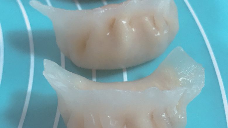 水晶虾饺,水开后,放上笼屉,放上油纸,放上虾饺,蒸6-8分钟,关火焖1分钟,即可。