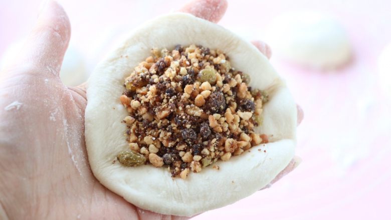 老家面饼,取一个擀好的面团,包上适量的内馅