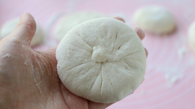 老家面饼,稍稍按扁;