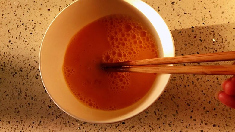 营养教授说番茄炒蛋加一物,人人称赞,成为你家的得意料理!,放少量盐搅匀。