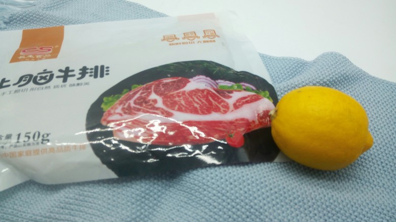 黑胡椒牛排,先来选择<a style='color:red;display:inline-block;' href='/shicai/ 217'>牛排</a>,今天买的是上脑<a style='color:red;display:inline-block;' href='/shicai/ 217'>牛排</a>,指的是肉牛后颈部位的肉,位于颈部上侧牛头位置到前脊椎(眼肉)上部的肉,这个部位的肉的特点是肥瘦交错比例比较均匀,柠檬是孩子放在那里的,说拍照好看,其实做<a style='color:red;display:inline-block;' href='/shicai/ 217'>牛排</a>没有用到它