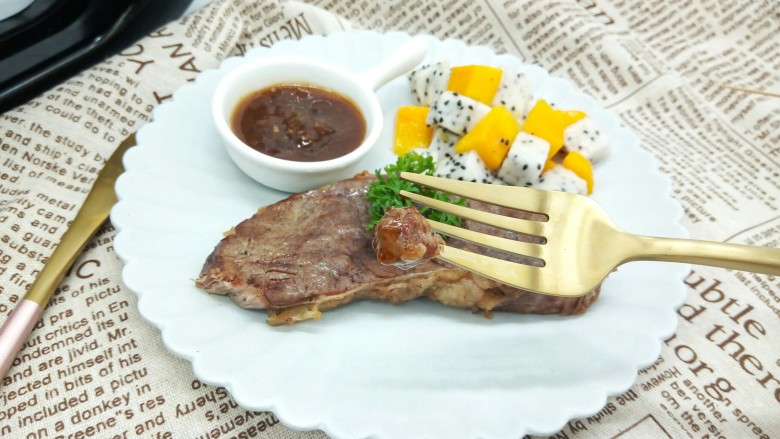 黑胡椒牛排,正好家里还有<a style='color:red;display:inline-block;' href='/shicai/ 7633'>黑胡椒酱</a>,沾着吃味道也是不错的,还切了一点芒果跟火龙果,搭配一下,看起来也好看还还吃,牛排的口感除了香嫩之外因为还有一点筋,在咀嚼时有多了一份嚼劲,别提多香了。
