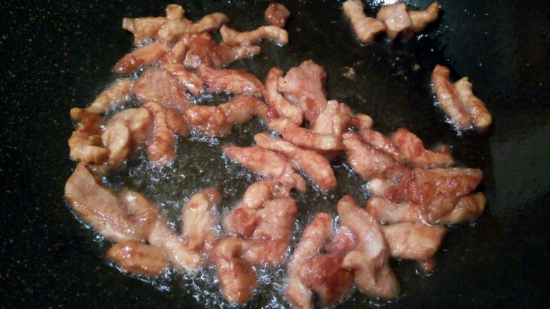 马蹄炒肉丝,锅里倒油,先炒香蒜泥,再倒牛肉丝翻炒