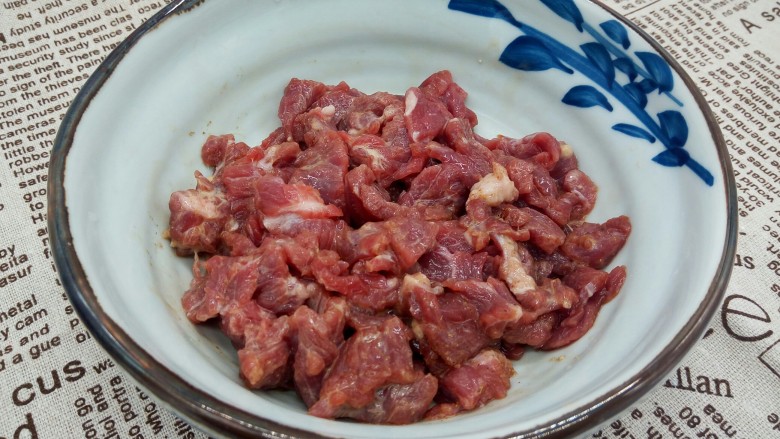 马蹄炒肉丝,用筷子搅拌均匀,腌制10分钟