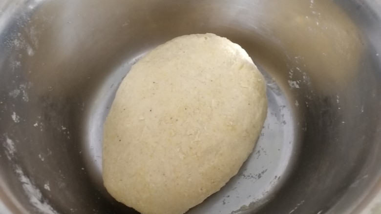 豆粉面地瓜馅饼,和面:着急就用温水和面,不着急就用凉水和面都行。发酵2个小时左右就好了。