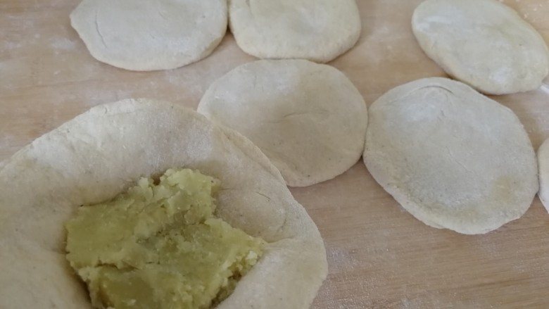 豆粉面地瓜馅饼,包地瓜馅饼(如图)