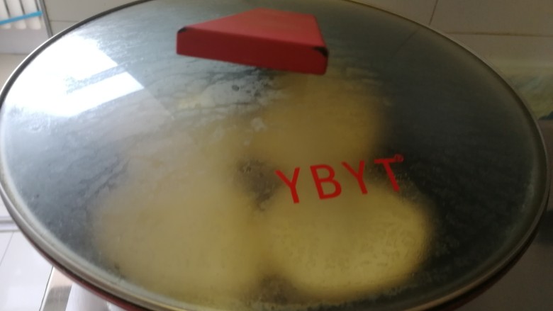 豆粉面地瓜馅饼,关小点火,盖锅盖30秒(不用烙糊了)