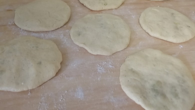 豆粉面地瓜馅饼,依次把饼按薄(手里抹油,不要用擀面杖)