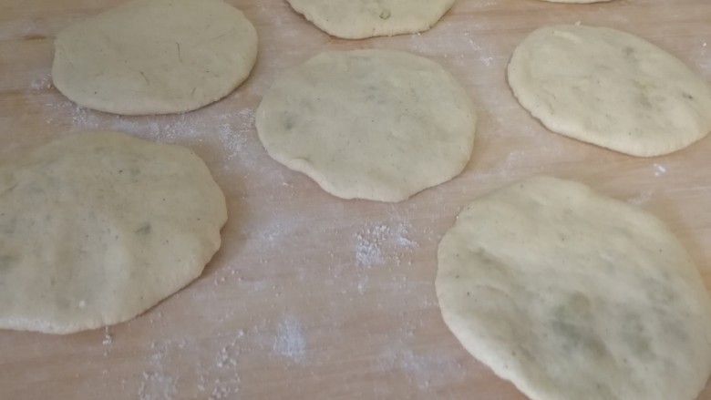 豆粉面地瓜馅饼,依次把饼按薄（手里抹油，不要用擀面杖）