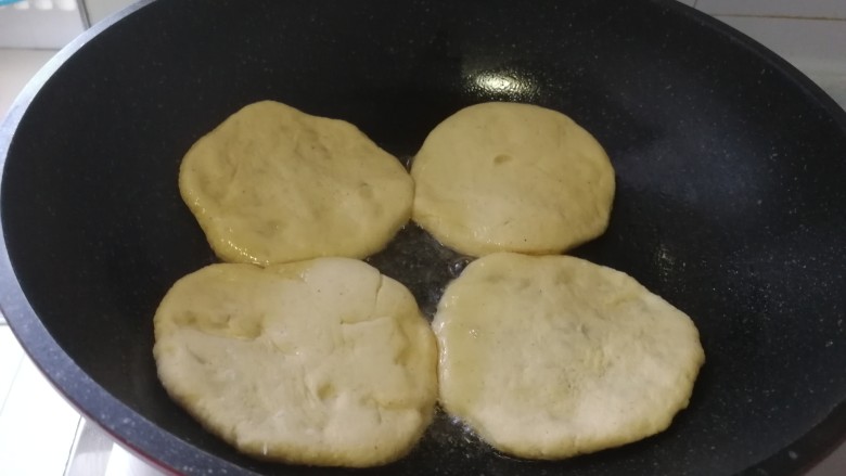 豆粉面地瓜馅饼,油热开始烙饼(如图)