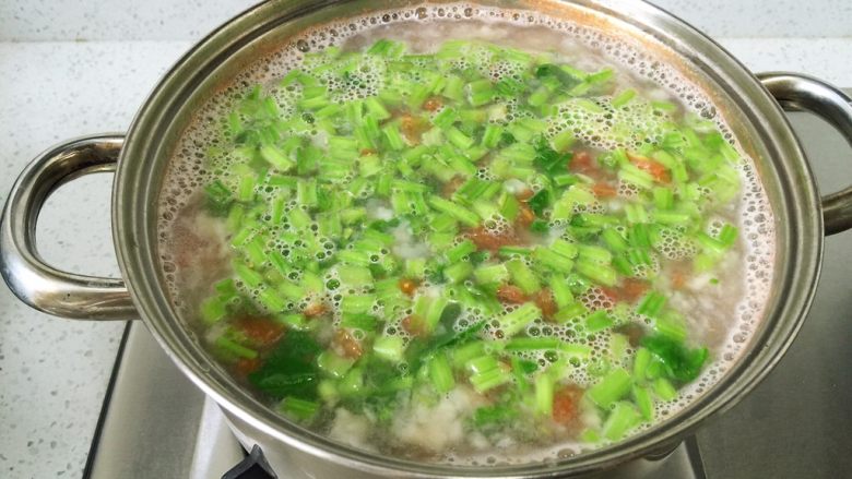 番茄土豆拌汤,接下来打面糊,面糊在锅里结成小块后放菠菜