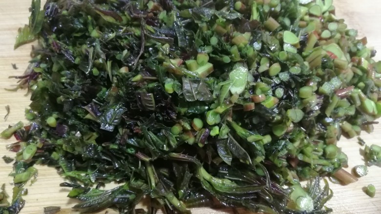 裹蛋香椿,尽量切的碎一些,