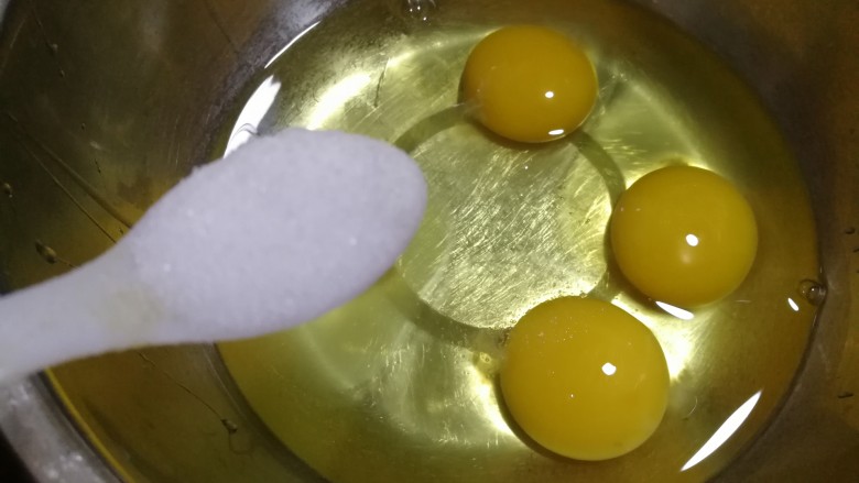 裹蛋香椿,放一小勺食盐,