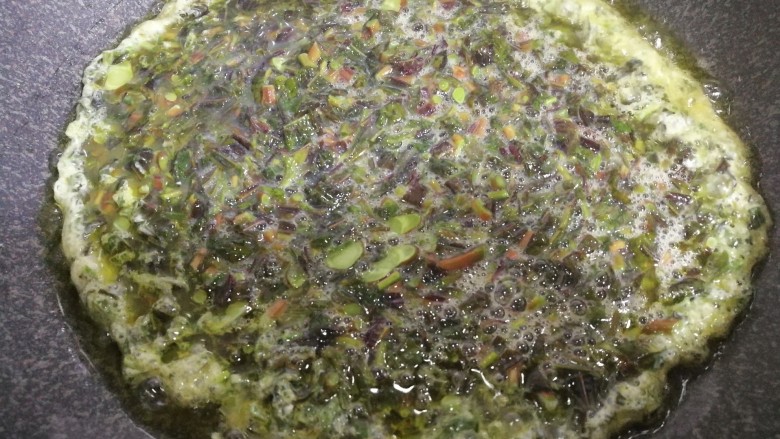 裹蛋香椿,锅里添一勺油,将香椿蛋糊慢慢到入,小火慢慢煎,
