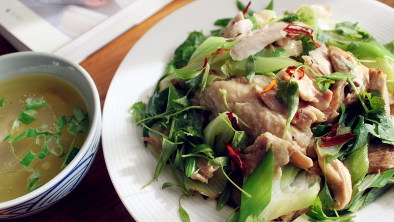 花椒·葱和鸡肉,平底锅，放底油，放入葱段，辣椒段翻炒，放入鸡肉，淋入<a style='color:red;display:inline-block;' href='/shicai/ 700'>花椒</a>油，生抽，盐1茶勺，盛出装盘，放上<a style='color:red;display:inline-block;' href='/shicai/ 131'>香菜</a>即可​