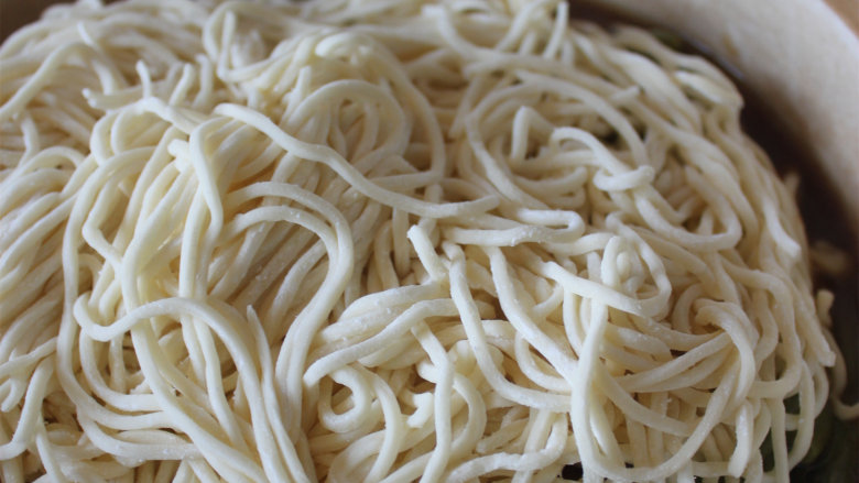 豆角焖面,待水烧开之后，盛出一碗汤备用，放入<a style='color:red;display:inline-block;' href='/shicai/ 10783'>切面</a>（一般我都是等汤烧开10多分钟之后放面，这样豆角会熟透）