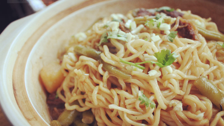 豆角焖面,开小火继续闷大概10分钟，打开盖子看水量减少快干了，淋上之前预留的汤，继续闷一会儿，面熟了即可