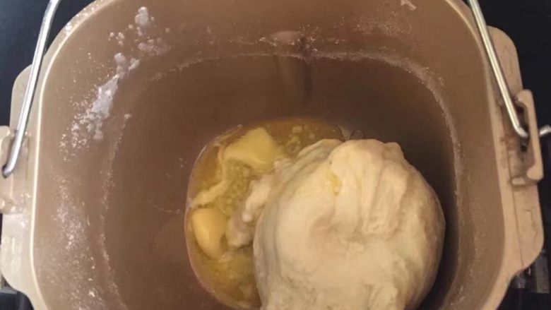 椰蓉小餐包,揉面一个程序放入黄油,揉出手套膜