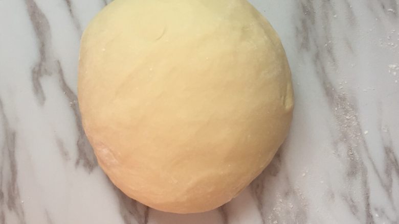 椰蓉小餐包,发酵好的面团取出排气,分割成40克一个,盖上保鲜膜醒发15分钟