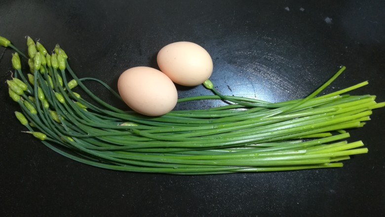 韭苔炒鸡蛋,准备好食材。