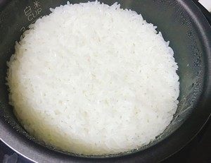 花朵寿司,先煮一锅香喷喷的米饭。
淘净后的大米,放入适量水,不要太多,就平时煮米饭的水量就OK啦。