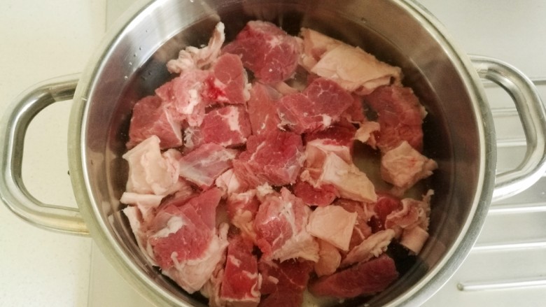 西红柿土豆炖牛腩,锅中放冷水,放入牛楠。