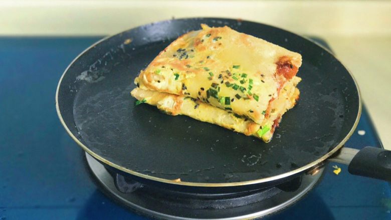 酥脆饺子皮杂粮鸡蛋饼,完成!关火