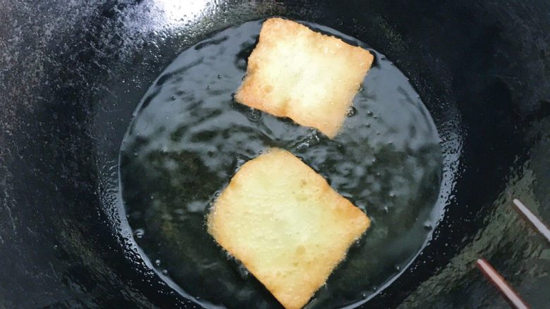 酥脆饺子皮杂粮鸡蛋饼,放入馄饨皮炸至金黄色,出现小气孔