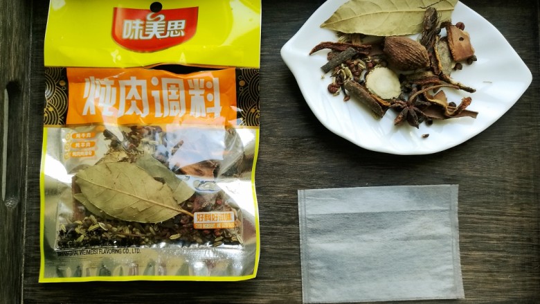 西红柿土豆炖牛腩,准备好炖肉调料，和一个茶包。