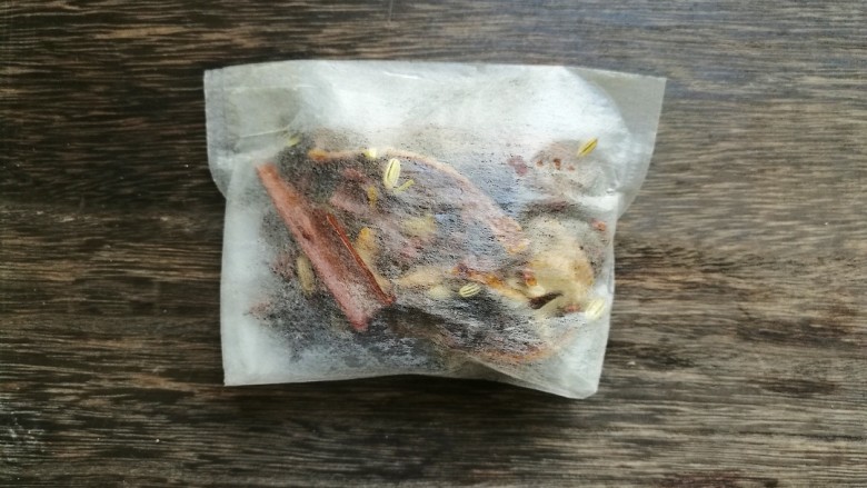 西红柿土豆炖牛腩,把炖肉调包抓一些放入茶包中备用。