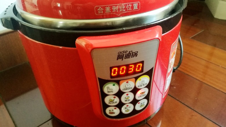 西红柿土豆炖牛腩,开启牛肉健,炖30分钟。