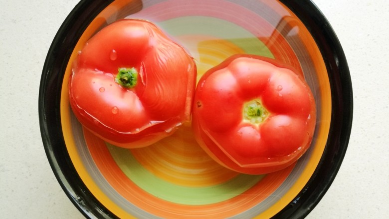 西红柿土豆炖牛腩,<a style='color:red;display:inline-block;' href='/shicai/ 3551'>西红柿</a>放入开水,烫至破皮。