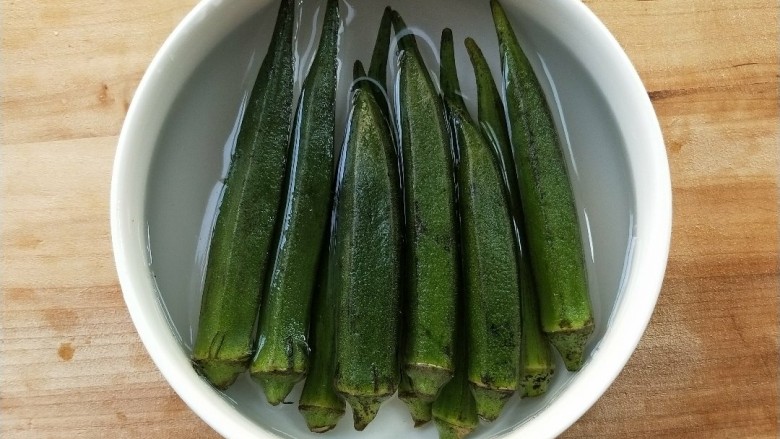 家常菜~蒜香秋葵,淡盐水泡一会。