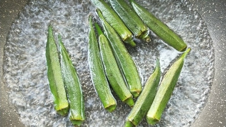 家常菜~蒜香秋葵,放秋葵。