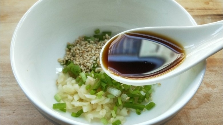 家常菜~蒜香秋葵,两勺<a style='color:red;display:inline-block;' href='/shicai/ 788'>生抽</a>。