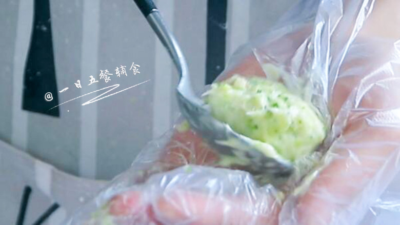 西兰花鱼丸,将一个个丸子,放入微沸的开水锅里。