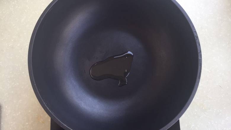茄汁年糕,锅内倒入油,加热50秒