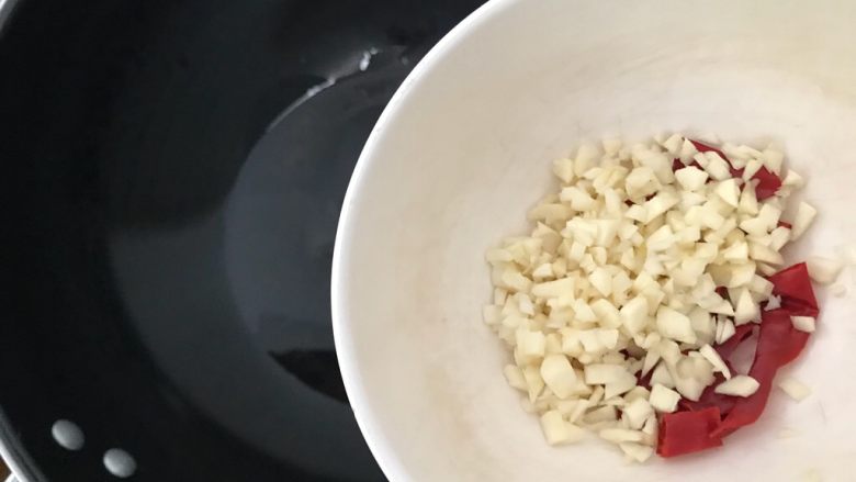 蒜香辣子凉拌野芹菜,待油七分热时，下干辣椒和大蒜