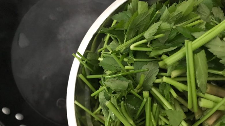 蒜香辣子凉拌野芹菜,待水开之后下芹菜