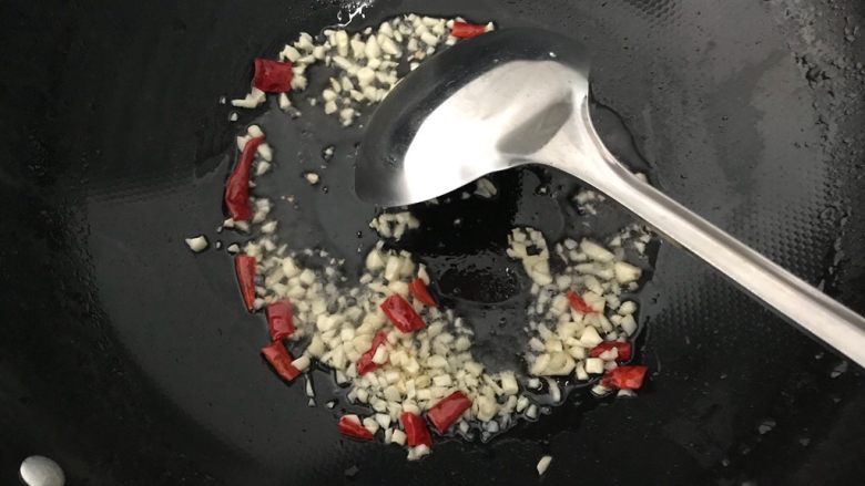 蒜香辣子凉拌野芹菜,煸香