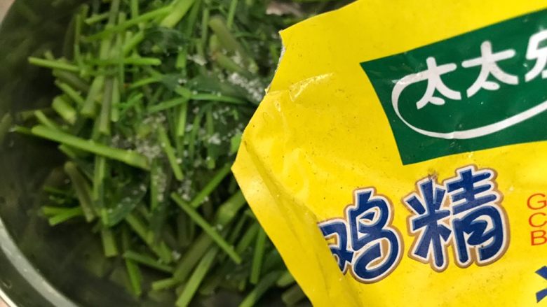 蒜香辣子凉拌野芹菜,加少许鸡精