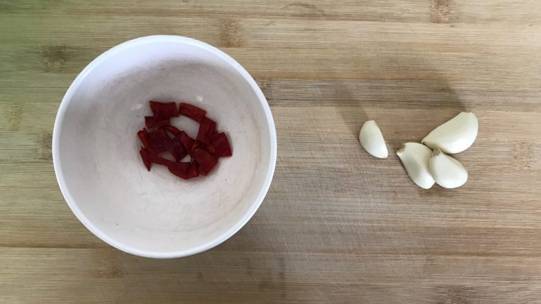 蒜香辣子凉拌野芹菜,准备一点<a style='color:red;display:inline-block;' href='/shicai/ 86474'>干辣椒</a>和<a style='color:red;display:inline-block;' href='/shicai/ 2794'>大蒜</a>