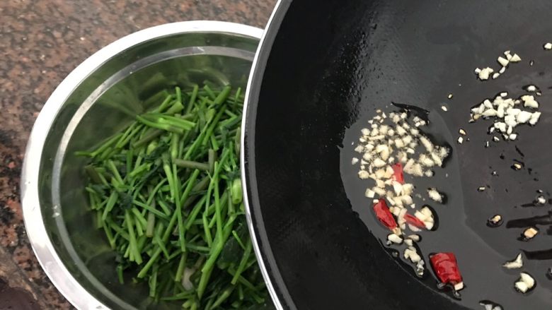 蒜香辣子凉拌野芹菜,连油一起趁热倒入芹菜内