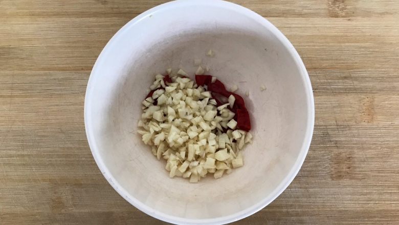 蒜香辣子凉拌野芹菜,和干辣椒放一起