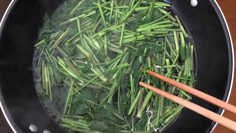 蒜香辣子凉拌野芹菜,煮两分钟