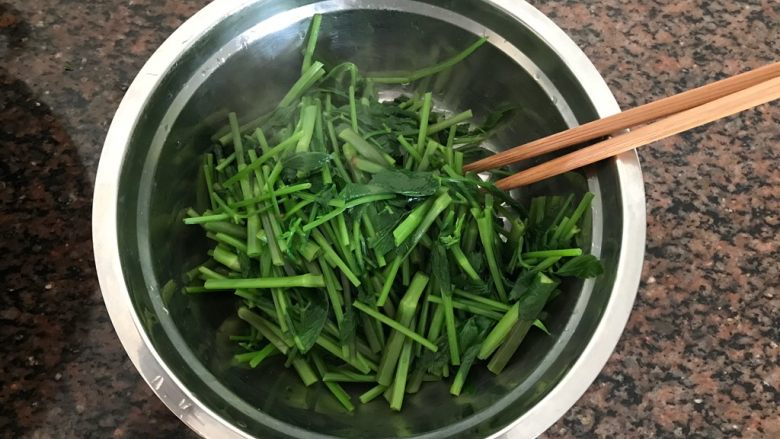 蒜香辣子凉拌野芹菜,捞出焯好的芹菜，控干水分