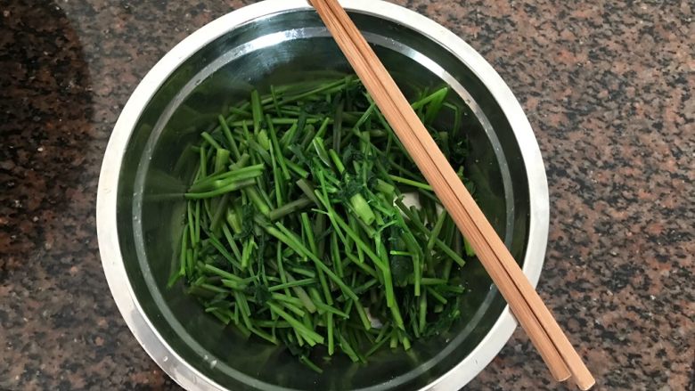 蒜香辣子凉拌野芹菜,搅拌均匀